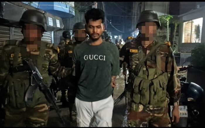 সাংবাদিক হেনেস্তা কারী আকাশ দুই সহযোগীসহ সেনাবাহিনীর হাতে গ্রেপ্তার আকাশ